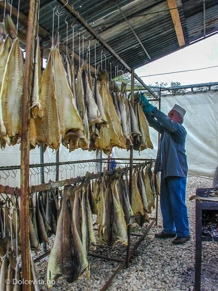 Borgo a Mozzano, klippfisk, halloween - Dolcevita.no mann som henger opp trørrfisk