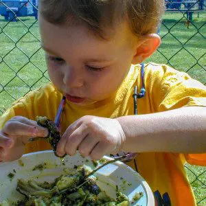 liten gutt spiser fisk