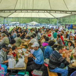 mange mennesker som spiser sammen