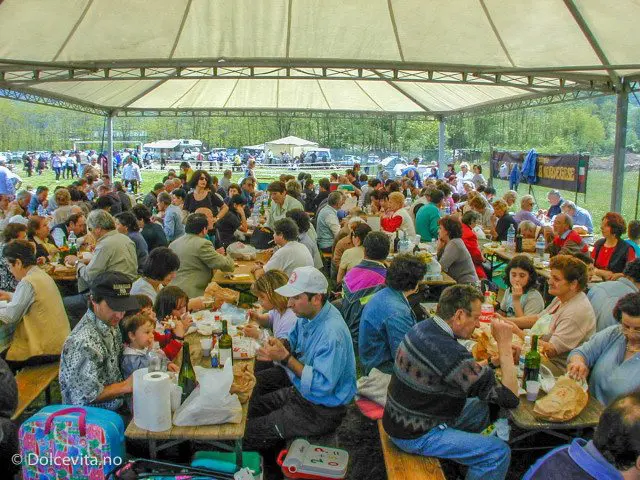 mange mennesker som spiser sammen