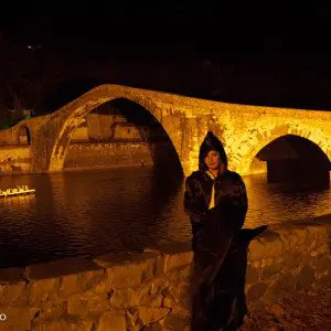 Kappekledt jente forann djevelbru