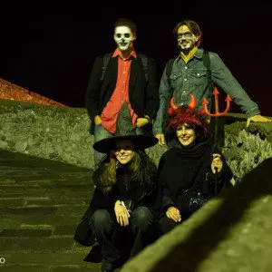 utkledte mennsker med kostymer