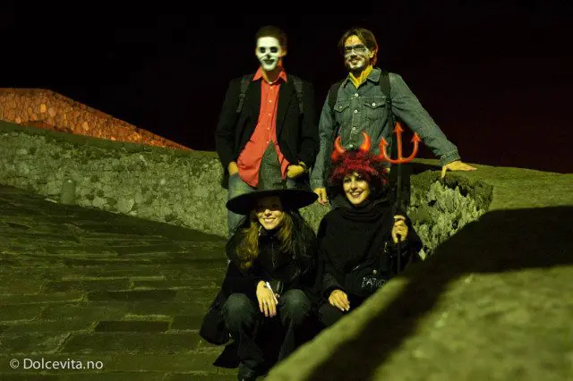 utkledte mennsker med kostymer