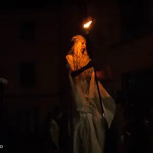 høyt menneske med fakkel