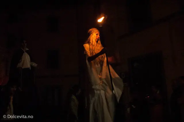 høyt menneske med fakkel