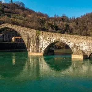 Djevelbrua med grønt vann