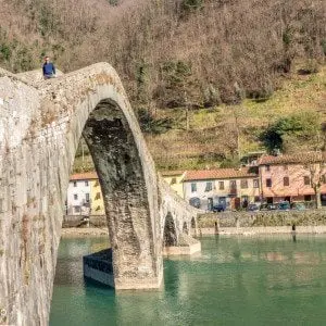 Djevelbrua med grønt vann