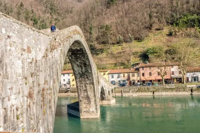 Djevelbrua med grønt vann