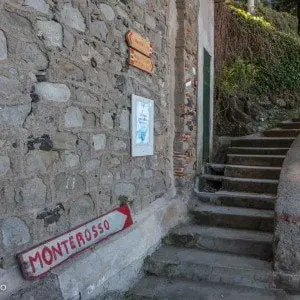 Skilt i trapp for stien