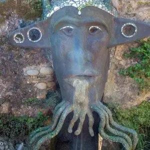 skulptur i veggen som lkigner en blekksprut