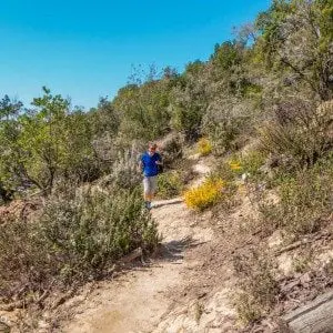 Bratt sti med stein og trær