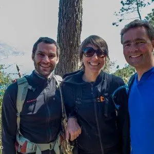 Tre mennesker som smiler