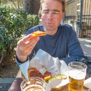 mann spiser lunsj med en øl