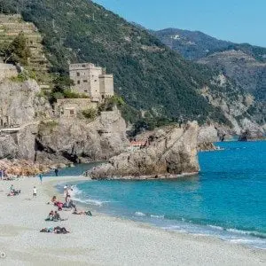 Folk på en strand som soler og bader