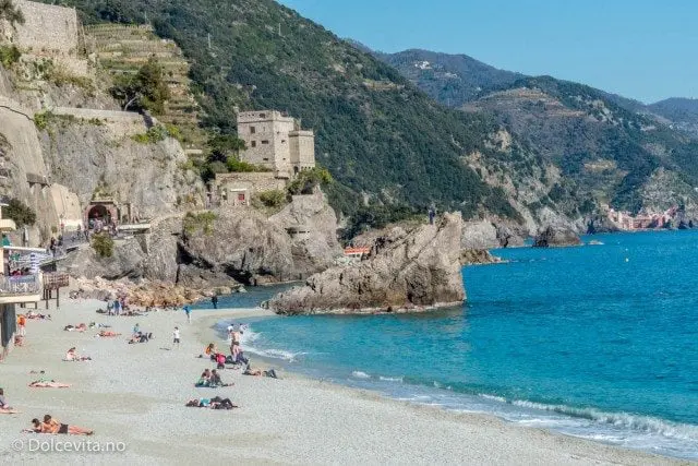 Folk på en strand som soler og bader