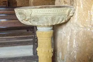 en stor fontene innendørs i stein