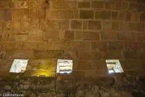 Tre vinduer høyt oppe på en vegg i ett eldre murhus