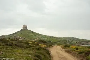 Vei opp til en topp med eldre ruin på toppen