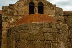 Borg med to vinduer i murstein