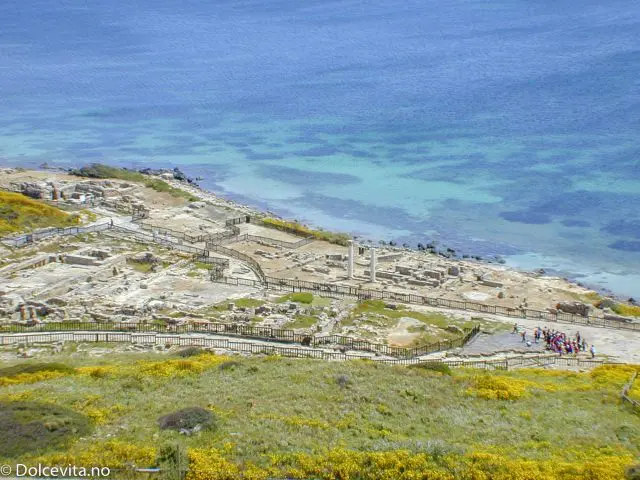 Greske antikke søyler og rester etter eldre begyggelse