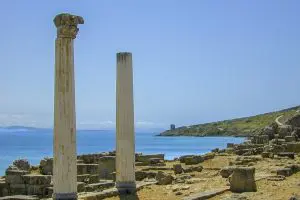 To store søyler fra gammelt tempel