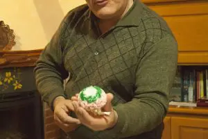 Husvert viser frem det de lager