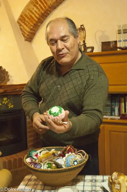 Husvert viser frem det de lager