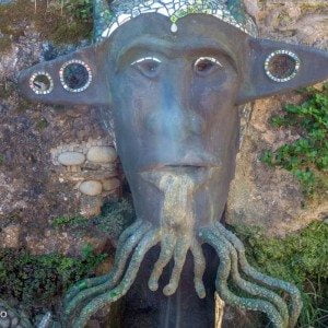 skulptur i veggen som lkigner en blekksprut
