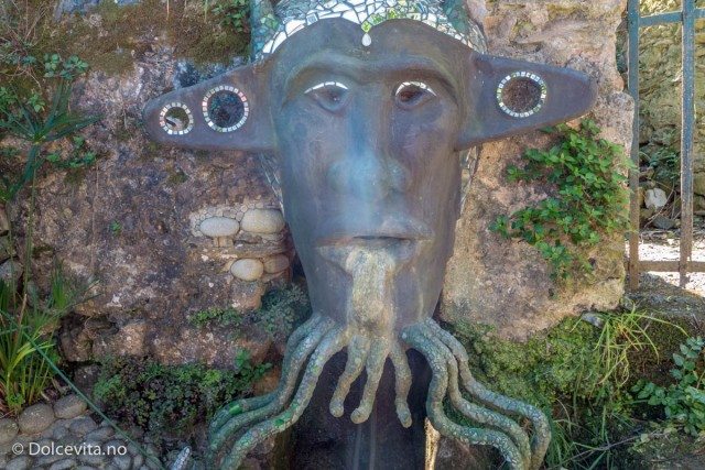 skulptur i veggen som lkigner en blekksprut