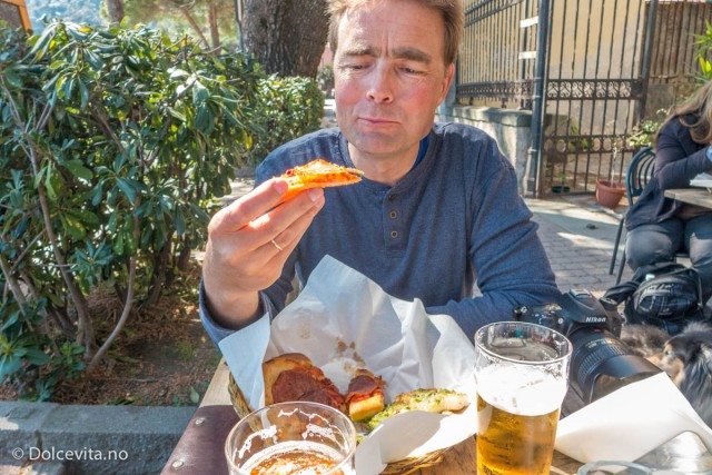 mann spiser lunsj med en øl